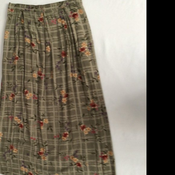 Petite Sophisticate - Olive skirt with red, yellow and purple flowers - Picture 3 of 5